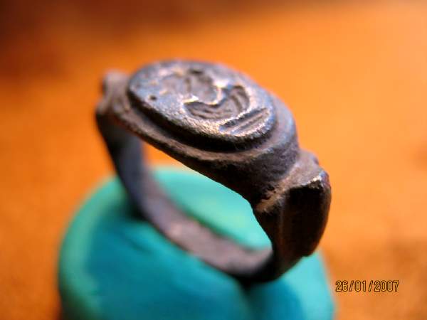 **SOLD** A nice Roman bronze ring with metal intaglio