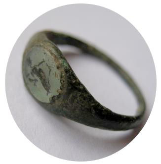 **SOLD** Lovely Roman bronze ring  with glass intaglio